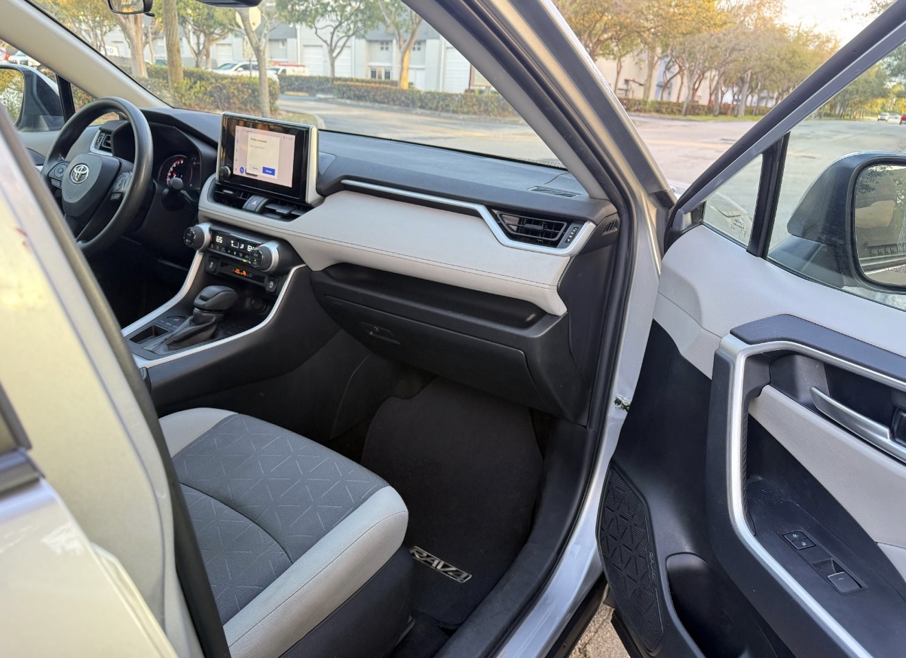 RAV4 XLE PLUS  photo 8