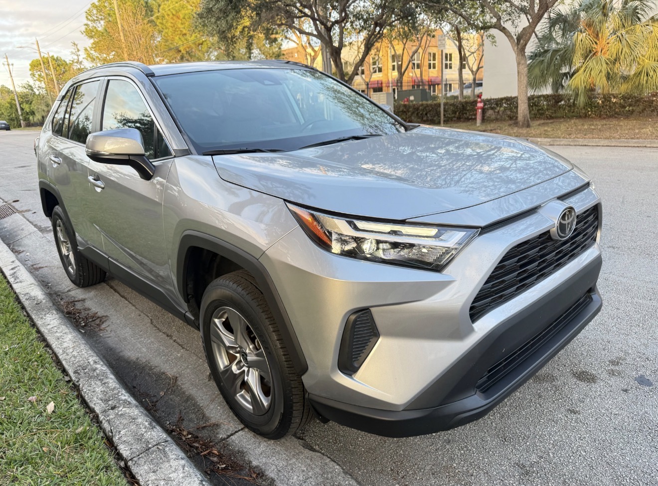 RAV4 XLE PLUS  photo 1