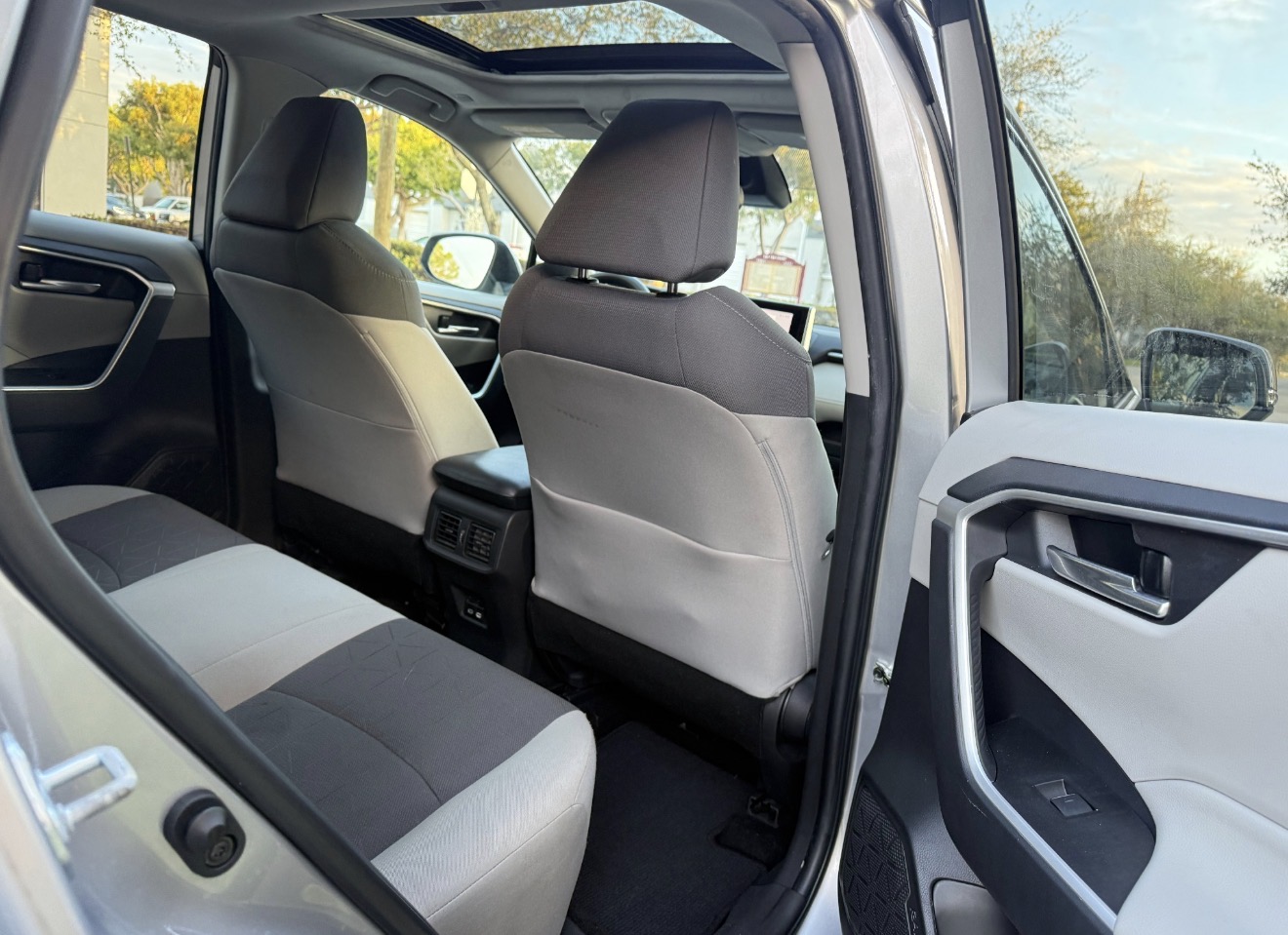 RAV4 XLE PLUS  photo 9