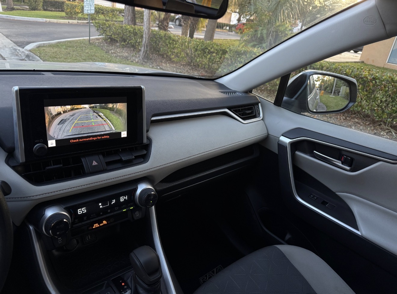 RAV4 XLE PLUS  photo 2