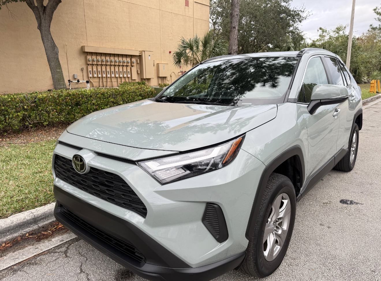 RAV4 XLE photo 3