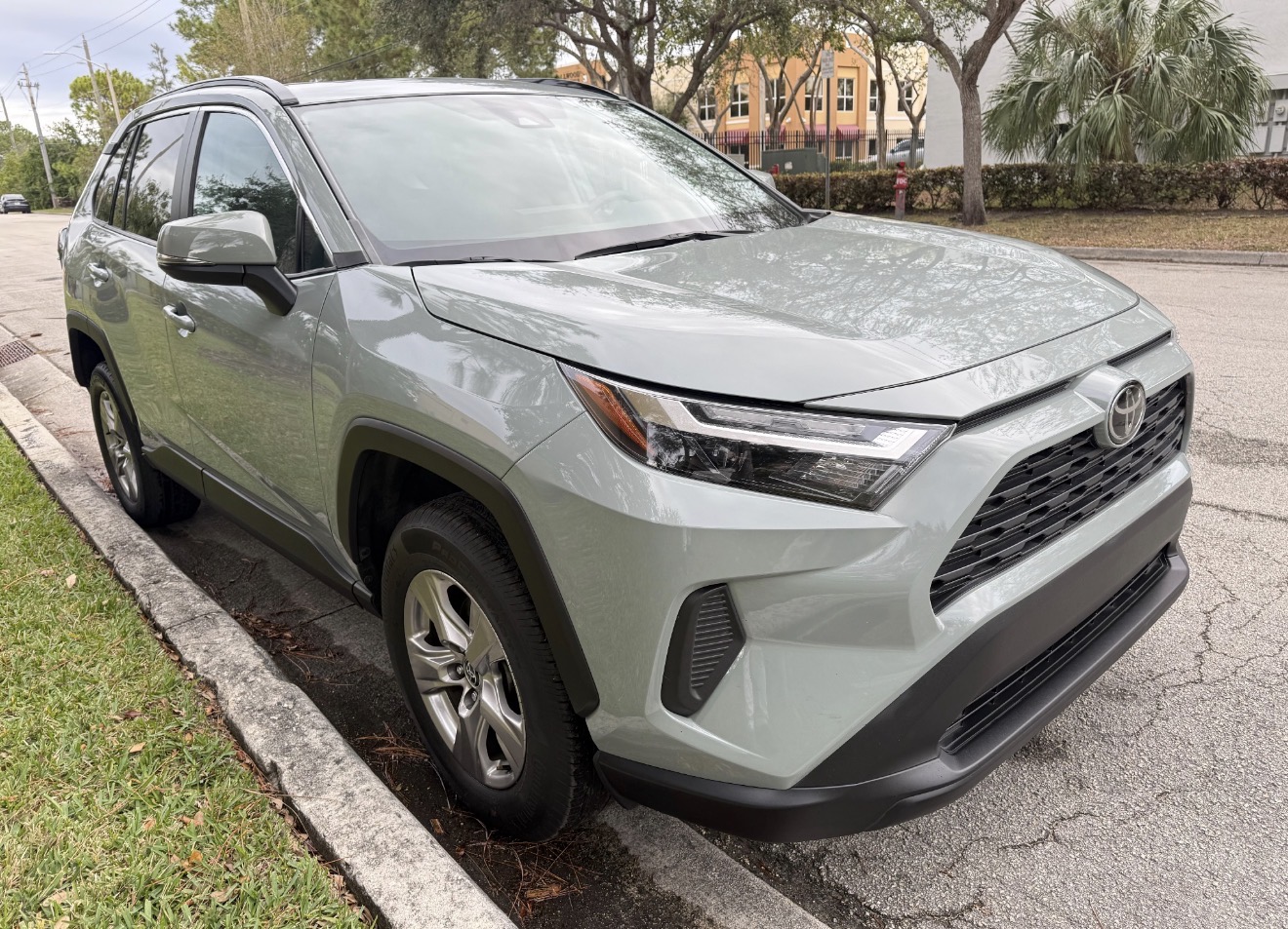 RAV4 XLE photo 1