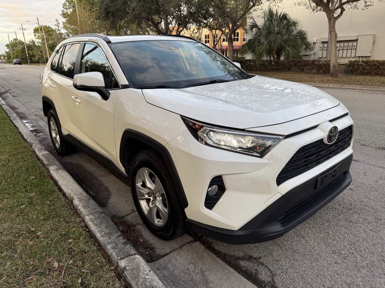 RAV4 XLE  photo 1