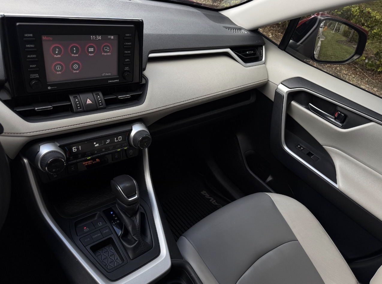 RAV4 XLE PREMIUM  photo 2